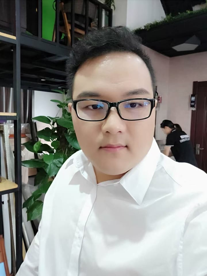 花校校V的肖像照