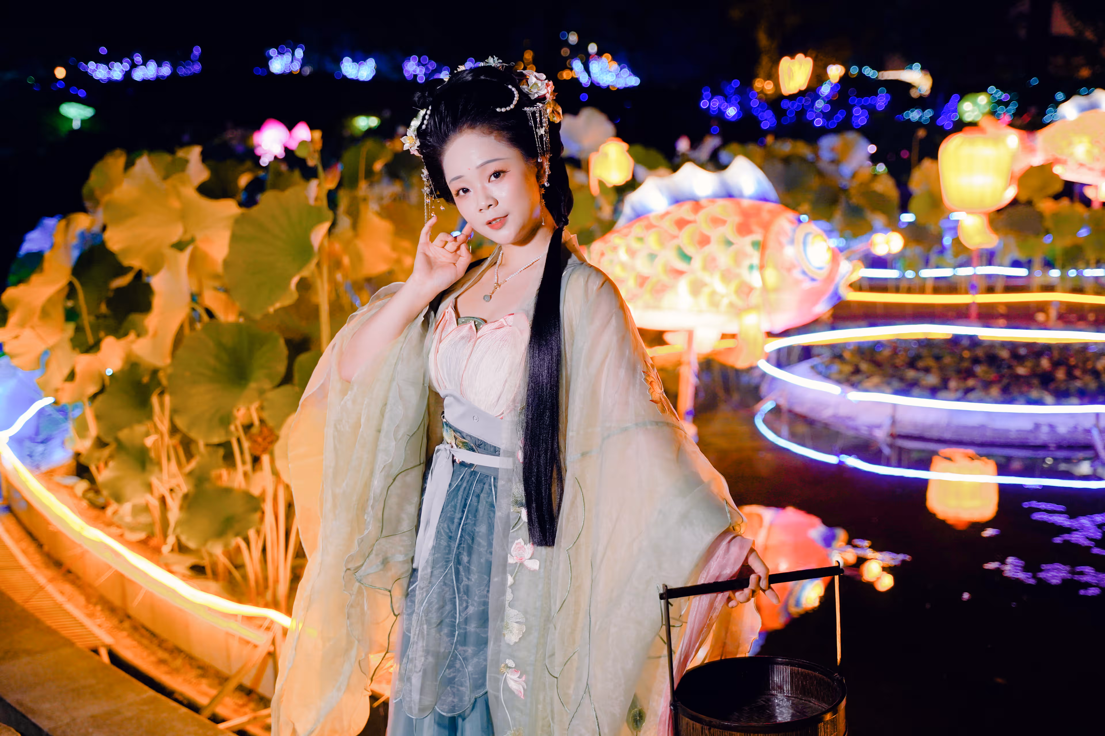 闻道园夜景荷花汉服,上海,2025年,中国国风摄影作品