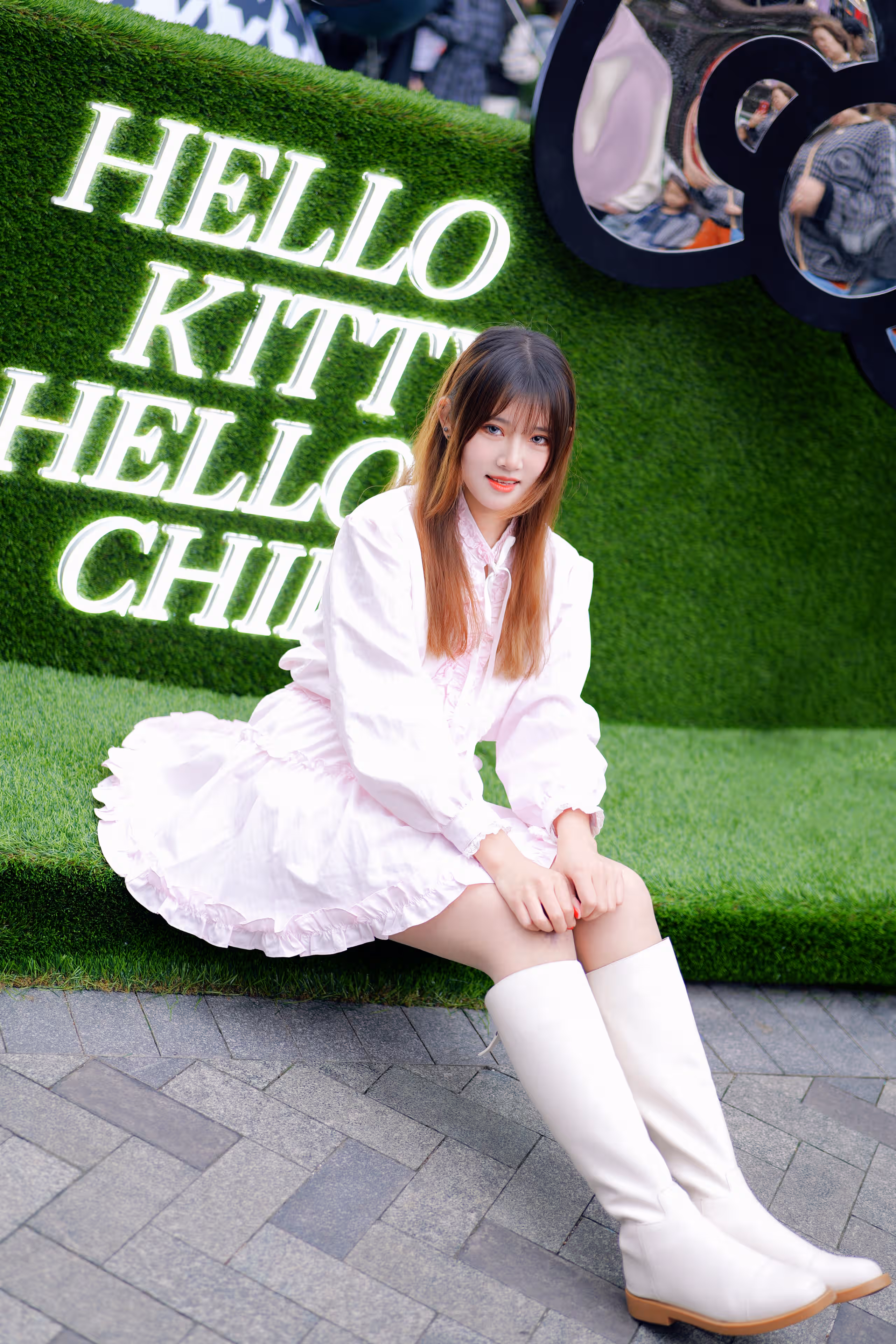 长宁来福士kitty快闪抓拍,上海,2025年,纪实 · 街拍摄影作品